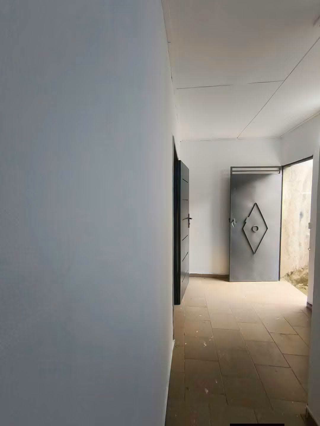 Studio avec salon à louer à Bingerville Centre - 65 000F